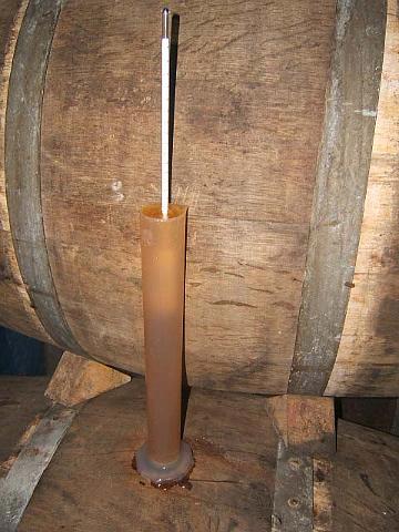 29.JPG - Le mustimètre nous donne la densité du jus de raisin. Avant fermentation, cela nous permet de connaître la richesse en sucre et donc le degré alcoolique probable du vin fini.