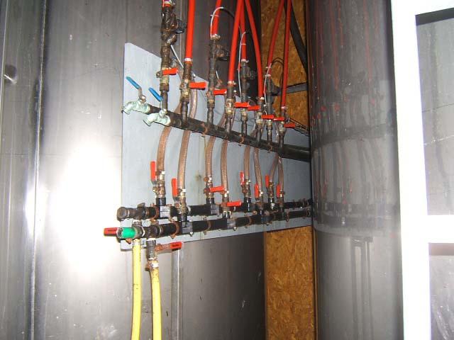 36.JPG - Circuit de distribution d'eau chaude ou froide pour 4 cuves.