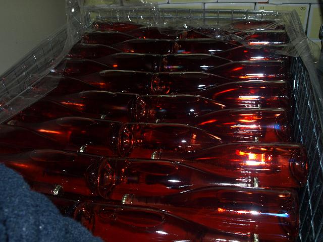 P3011516.JPG - A l'embouteillage des  "vins de fines bulles",  les bouteilles sont bouchées avec une capsusle métalique puis stockées en palox pour que se fasse la "prise de mousse".