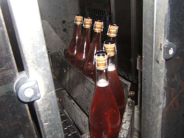 deg08.JPG - Les bouteilles sont ensuite agitées pour homogénéïser la liqueur d'expédition... .