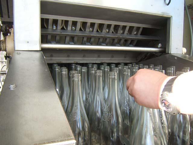 meb04.JPG - Remplissage de la rinçeuse. Seule des bouteilles neuves sont utilisées, elles sont malgré tout rincées par trois eaux différentes. L'eau est auparavant filtrée.