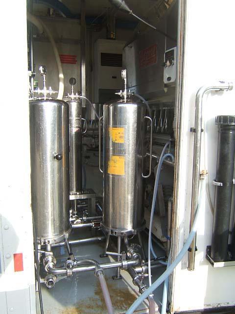 meb07.JPG - Eléments de filtration des vins qui alimentent ensuite la tireuse.