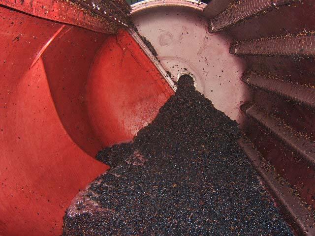12.JPG - Le remplissage se fait par l'axe du pressoir. A l'intérieur, sur la gauche, il y a la membrane qui sera gonflée pour presser les baies sur les drains perforés situés à l'opposé.