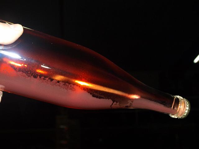 P3011513.JPG - La prise de mousse est une deuxième fermentation en bouteille qui produit le gaz carbonique et génère les fines bulles. Durant cette fermentation, se forme un dépot qu'il faudra par la suite éliminer avant la commercialisation.