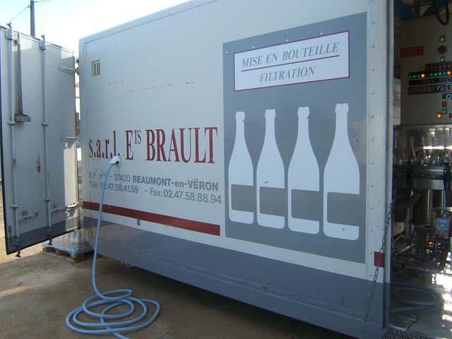 meb01.JPG - Depuis 1985, la mise en bouteille au Domaine est réalisée par les établissements Brault-B20 qui nous assurent une prestation d'excellente qualité.