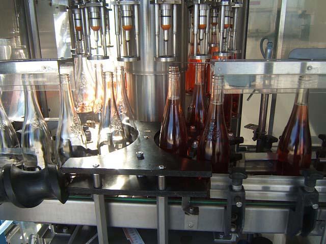 meb09.JPG - Remplissage des bouteilles avec une tireuse sous vide.