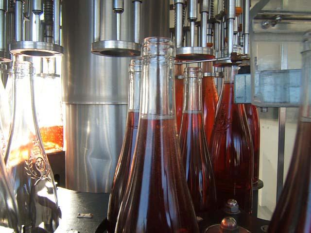 meb10.JPG - Remplissage des bouteilles avec une tireuse sous vide.
