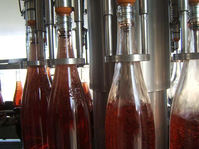 meb13.JPG - Remplissage des bouteilles avec une tireuse sous vide.